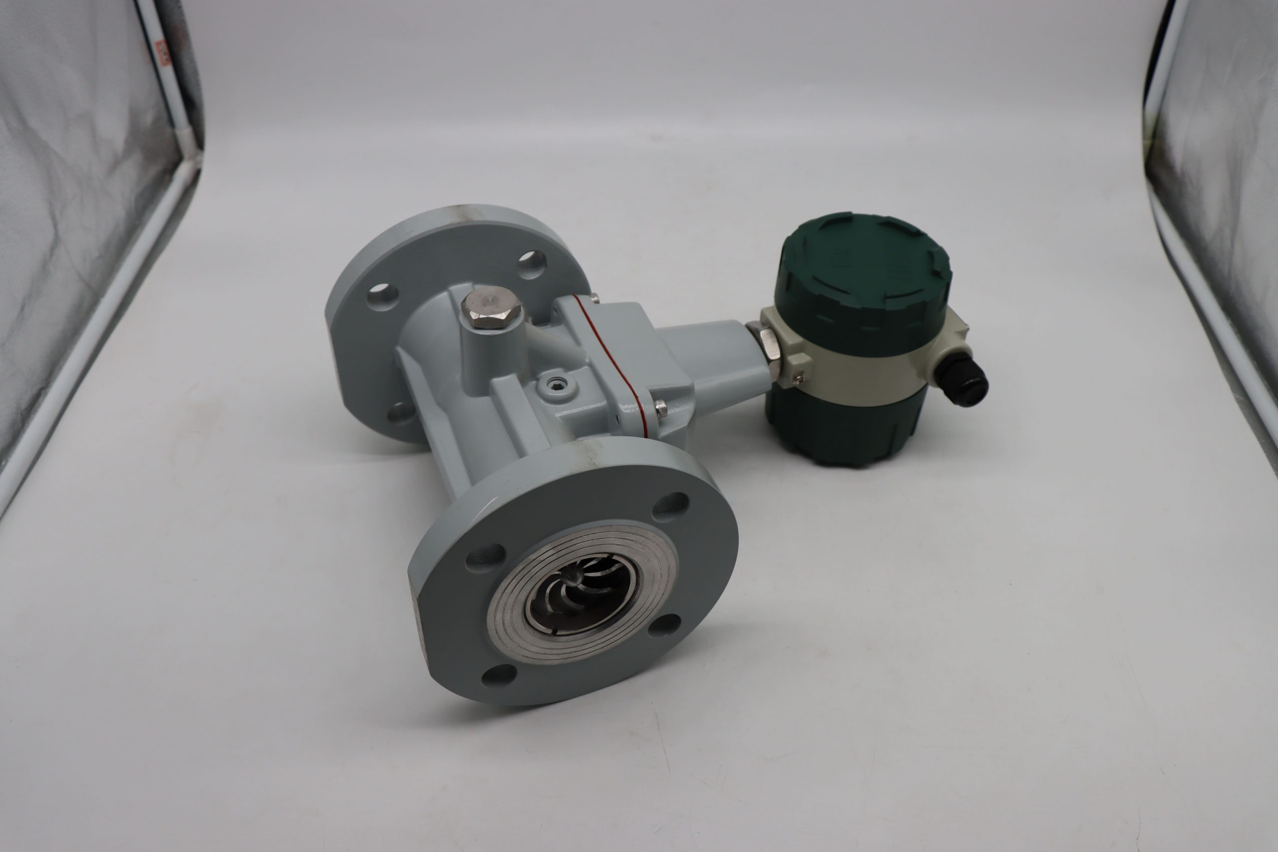 The difference between precession vortex flow meter and vortex flowmeter