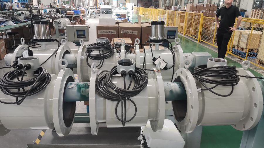 Split electromagnetic flow meter in the installation process precautions