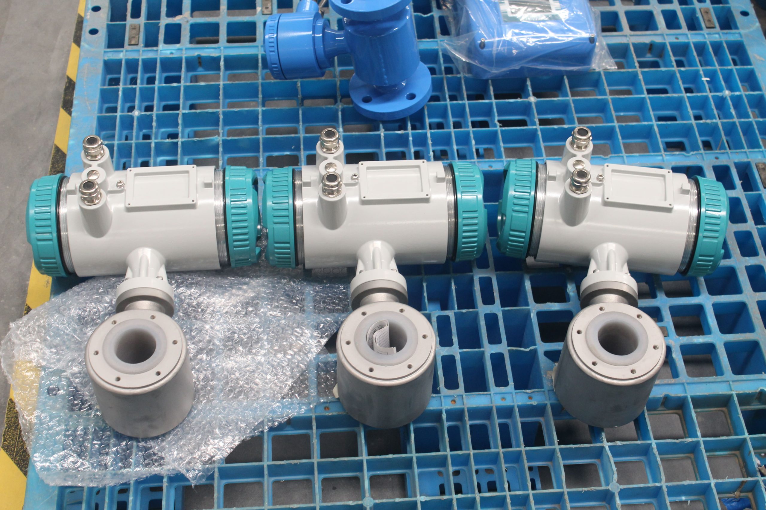 The connection mode of electromagnetic flow meter and pipeline is explained in detail