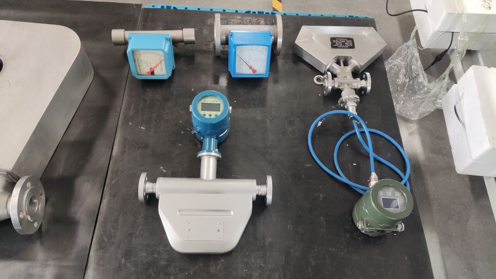 What are the installation requirements for mass flowmeters